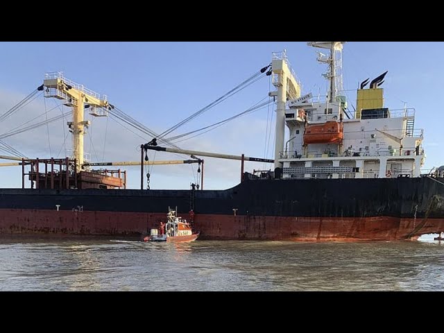 Un barco mercante con bandera panameña choca contra una mina rusa en el Mar Negro