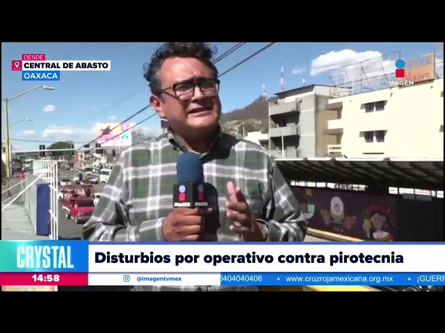 Intento de desalojo causa disturbios entre policías y vendedores de pirotecnia en Oaxaca