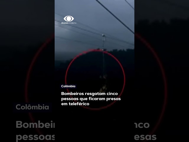 Bombeiros resgatam pessoas que ficam presas em teleférico na Colômbia