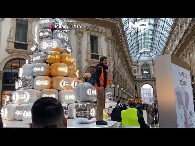 No Comment : des militants aspergent de peinture un arbre de Noël Gucci à Milan