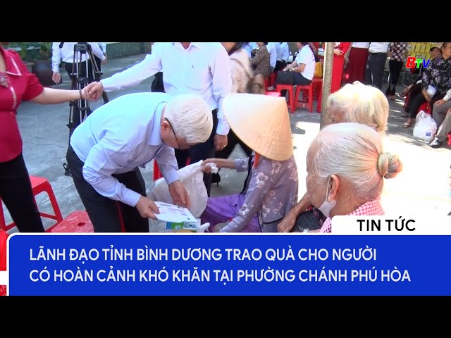 Lãnh đạo tỉnh Bình Dương trao quà cho người có hoàn cảnh khó khăn tại phường Chánh Phú Hòa