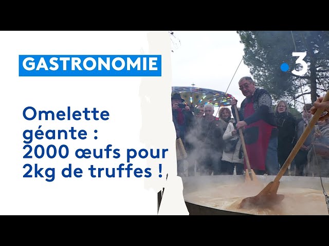 Dégustation d'une omelette géante aux truffes sur le marché de Ribérac