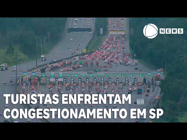 Turistas enfrentam congestionamento em estradas paulistas