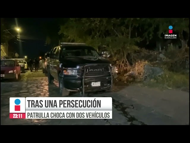 Tras persecución patrulla choca con dos vehículos | Imagen Noticias GDL con Rey Suárez