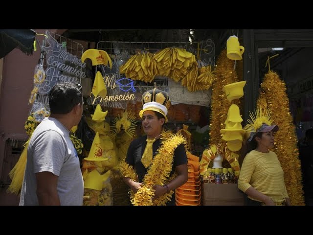 Los peruanos acuden a la Feria de los Deseos para atraer buena suerte en 2024