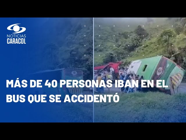 Cuatro personas resultaron heridas tras volcamiento de bus en Antioquia