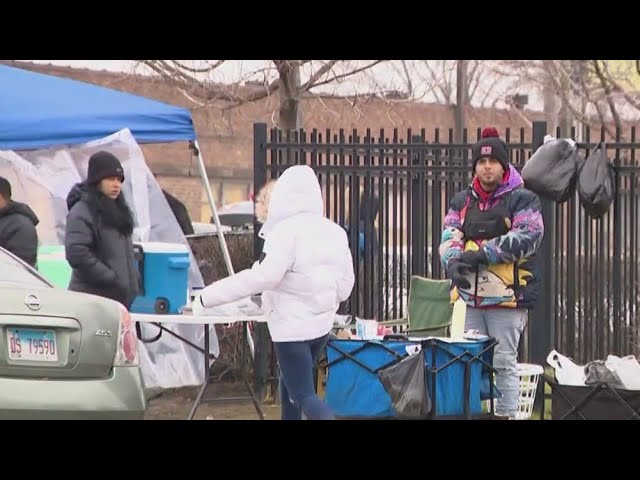 Warm meals provided to migrants in Chicago