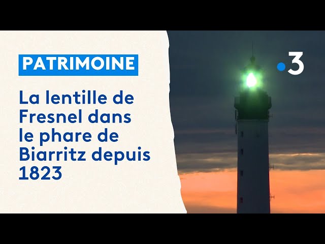 ⁣La lentille de Fresnel diffuse la lumière du phare de Biarritz depuis 1823