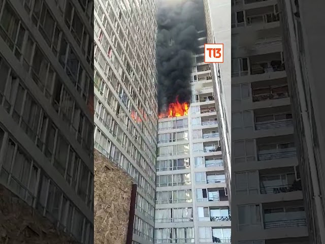 Incendio consume departamento en el centro de Santiago