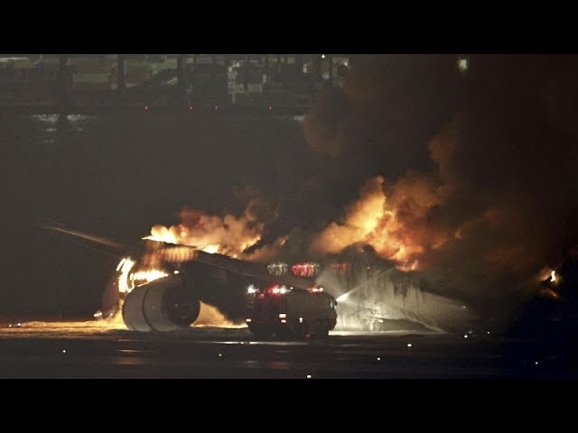 Haneda-Flughafen in Tokio: Passagiermaschine der Japan Airlines steht in Flammen