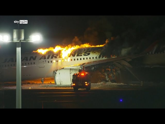 Giappone, aereo in fiamme sulla pista dell'aeroporto a Tokyo