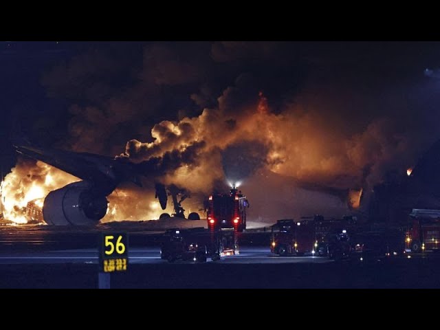 Cinco muertos y 379 evacuados tras el choque de dos aviones en un aeropuerto en Tokio