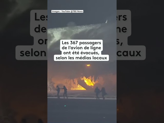 Un avion de ligne en flammes à l'aéroport de Tokyo-Haneda