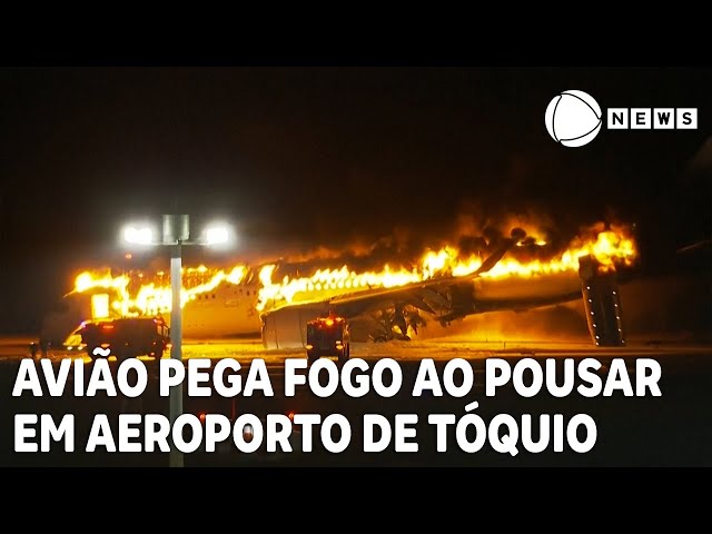 Avião pega fogo ao pousar em aeroporto de Tóquio