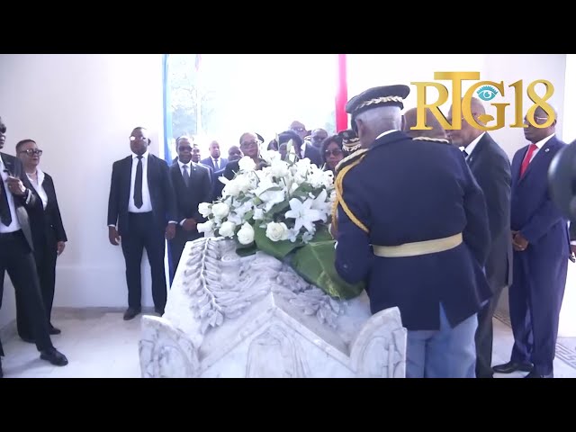 PM Ariel Henry depoze yon jèb flè nan "Autel de la Patrie" nan okazyon jounen zansèt yo.