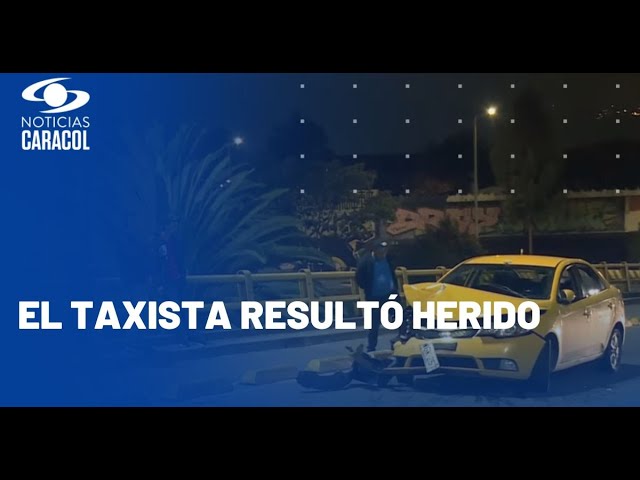 Taxi quedó prácticamente destruido tras fuerte choque en puente de Bogotá