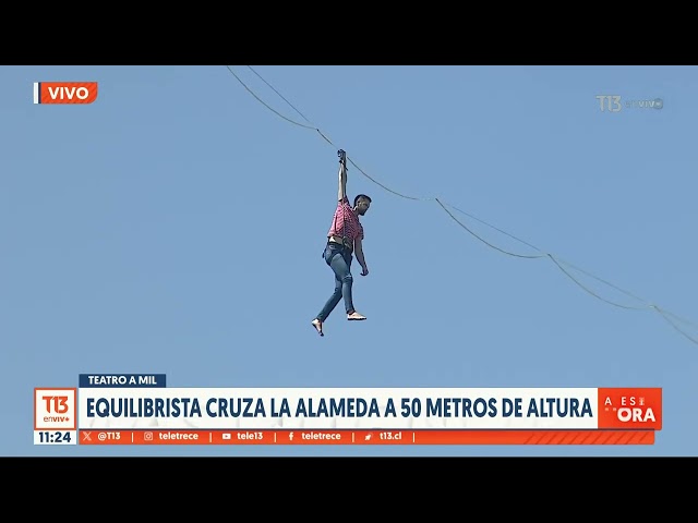 Así fue el cruce de un equilibrista a 50 metros de altura por la Alameda