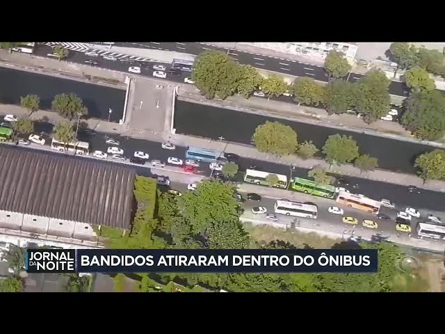 Bandidos atiraram dentro de ônibus no RJ