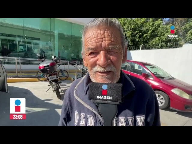 Entrega de apoyo a adultos mayores | Imagen Noticias GDL con Rey Suárez