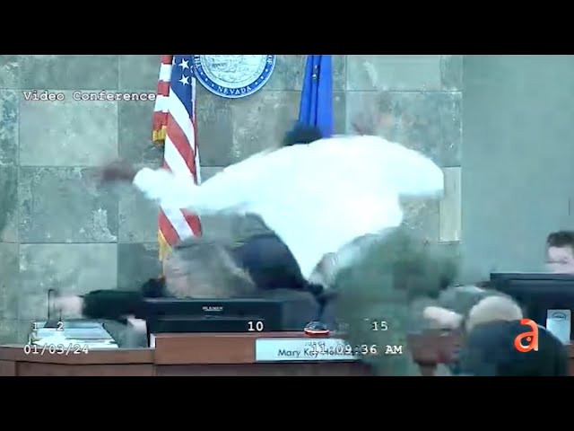 ¡Perdió el juicio!: Jueza es atacada brutalmente por un reo al que le negó la libertad condicional