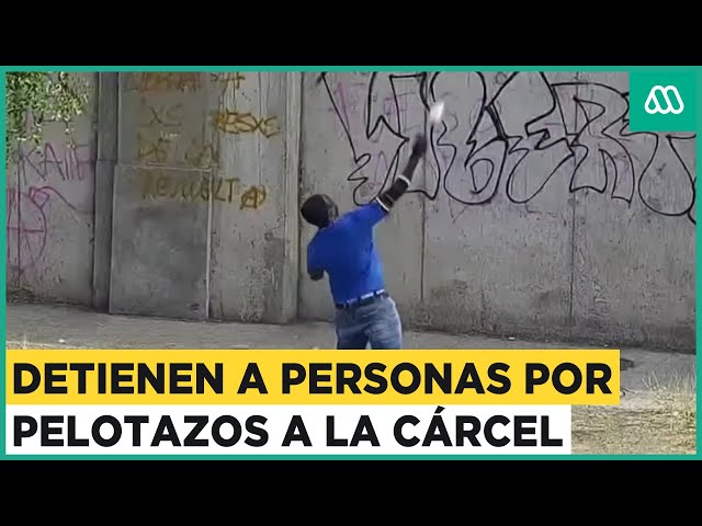 Pelotazos a la cárcel: Carabineros detiene a personas que tiraban cosas hacia adentro de la prisión