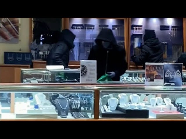 Robbery of jewelry store in Ontario caught on camera