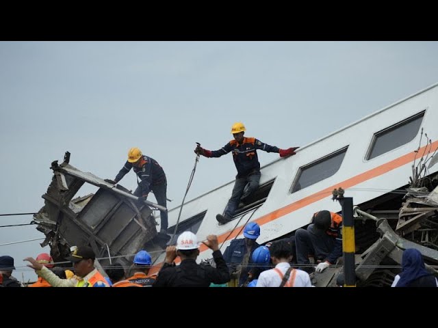 NO COMMENT | Al menos cuatro muertos al chocar dos trenes en la isla de Java, Indonesia