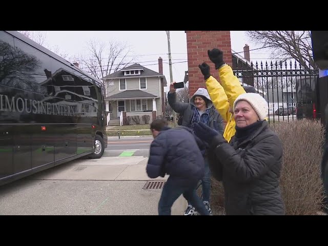 Alumni send off Michigan football team to championship