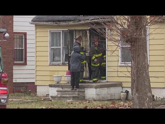 Elderly woman rescued from Detroit house fire