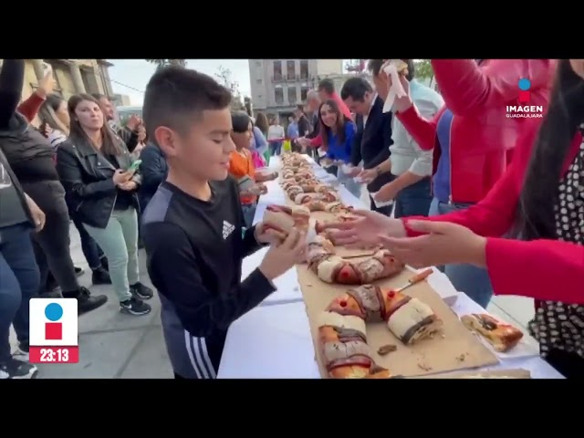 En plaza Guadalajara se repartieron más de 500 roscas de reyes | Imagen Noticias GDL con Rey Suárez