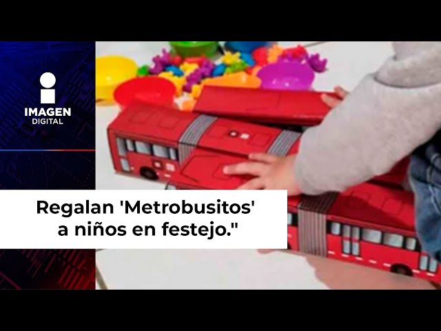 Regalan 'Metrobusitos' por Día de Reyes; así festejan a niñas y niños