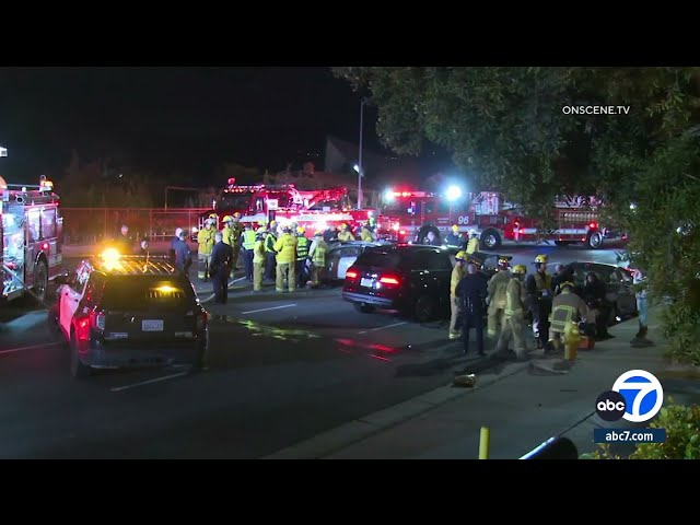 2 killed, 4 injured in multi-car crash in Canoga Park