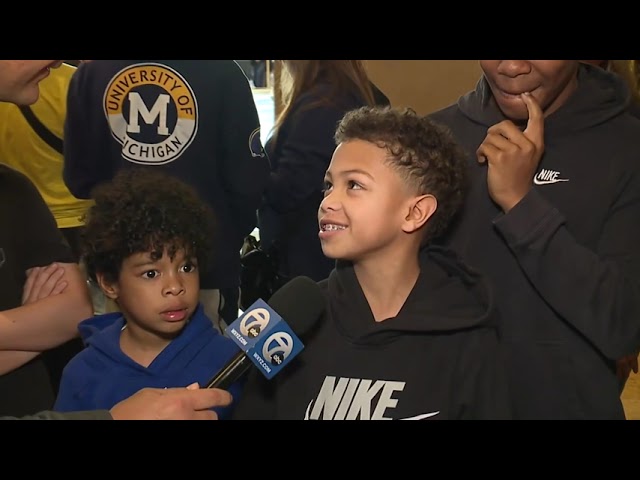 Michigan football team receives impromptu send-off at hotel before final walk-through in Houston