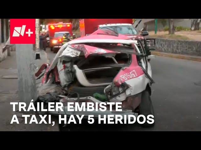 Accidente en Churubusco: Rescatan a personas prensadas tras choque de tráiler con taxi