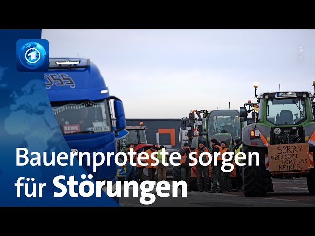 Landwirt:innen blockieren mit Traktoren den Verkehr