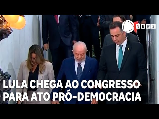 Lula chega ao Congresso para ato pró-democracia