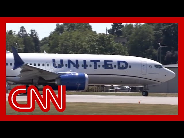 United Airlines finds loose bolts on Boeing 737 jet doors