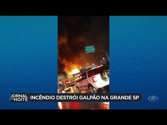 Galpão explode e pega fogo em São Paulo