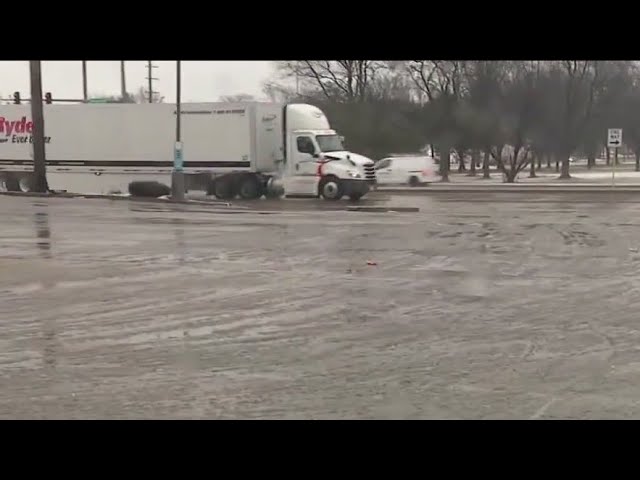 Chicago weather: Mix of rain and snow creating slushy mess on suburban roads