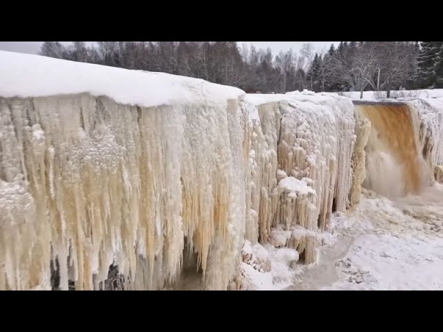 Zauber der Natur: Estlands größter Wasserfall wird zu Eis