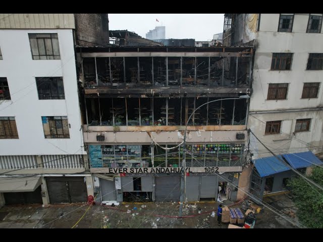 ⁣Incendio destruye galería de Mesa Redonda y comerciantes lo pierden todo