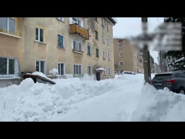 ⁣Снег с крыши многоэтажки рухнул на женщину в ВКО
