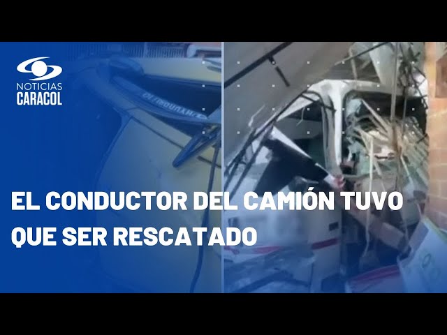 Camión, al parecer sin frenos, terminó incrustado en un local de Bello