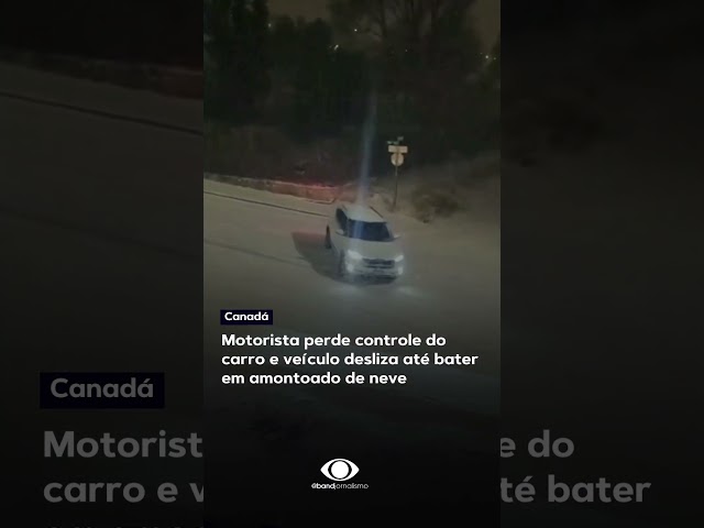 Motorista perde o controle do carro em meio a nevasca no Canadá #shorts