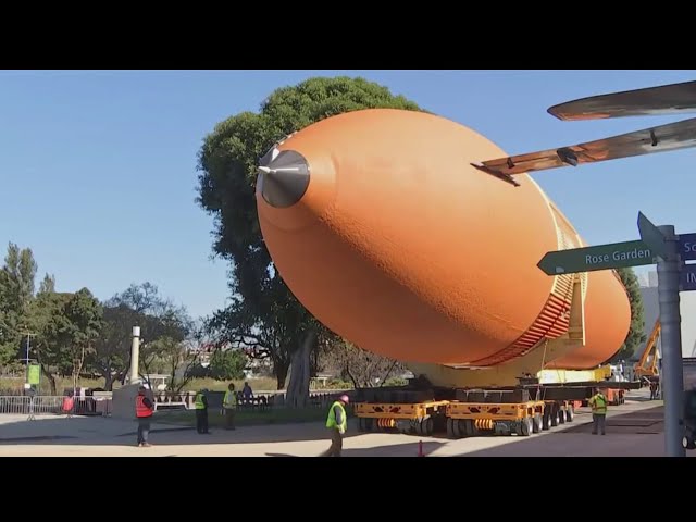 Space shuttle Endeavour fuel tank moving into position