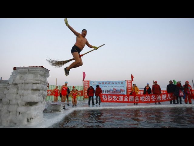 Winterschwimmen in China: Schwimmwettbewerb unter eisigen Temperaturen