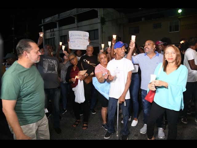 Afectados por imputados en Operación Nido protestan con velas y pancartas frente a fiscalía