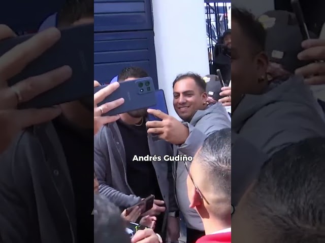 ¡UN SUEÑO! ¡Jugadores de CRUZ AZUL convivieron con su afición a la salida del estadio! | #shorts