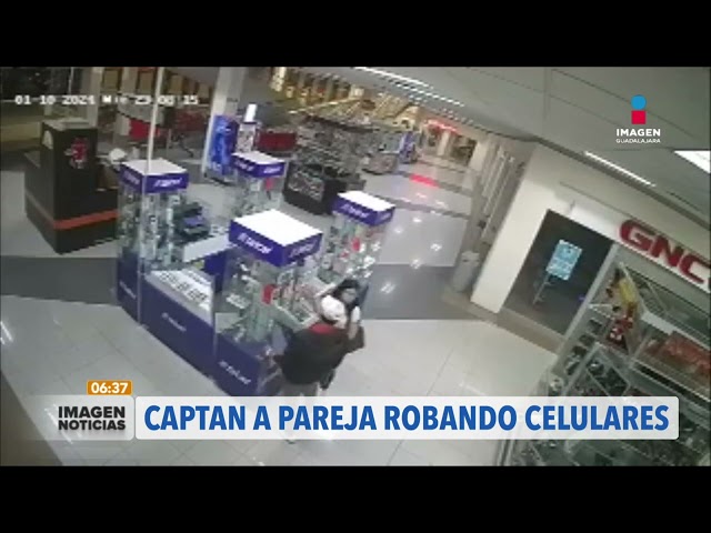 VIDEO: Captan a pareja robando celulares