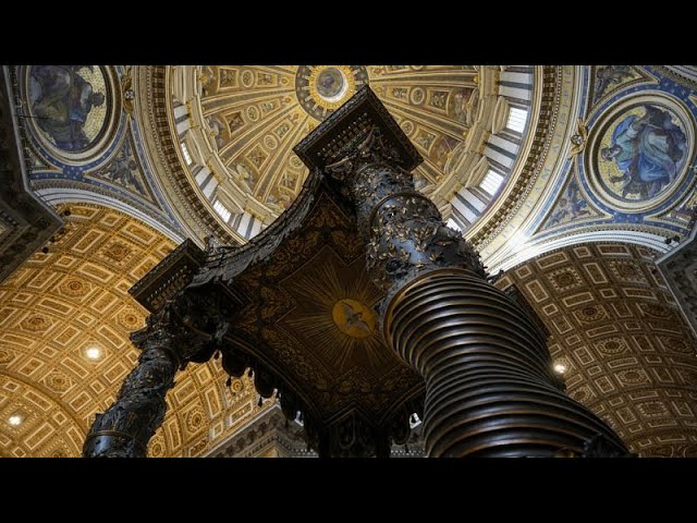 "Dicke Schicht": Bronze-Baldachin im Petersdom in Rom wird restauriert